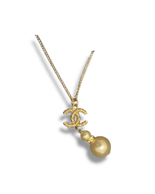 Chanel Pearl Drop CC Necklace – Gold / White